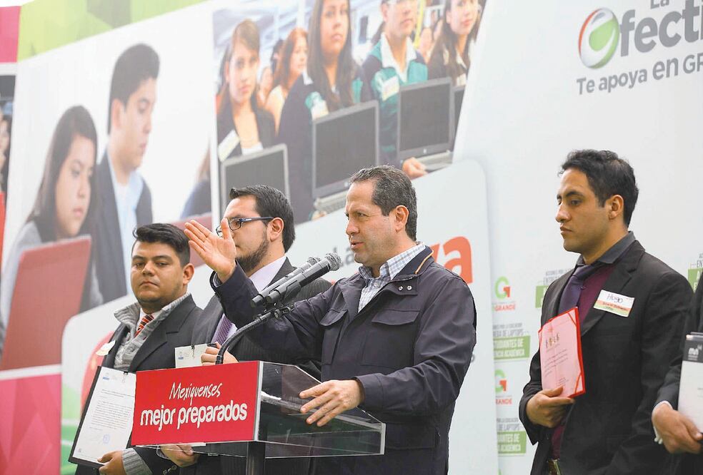 Ávila Villegas entregó, en Tlalnepantla, laptops y becas para estudiar en el extranjero, computadoras tiflotécnicas para niños con discapacidad visual, vales para útiles escolares y apoyos para madres de trillizos