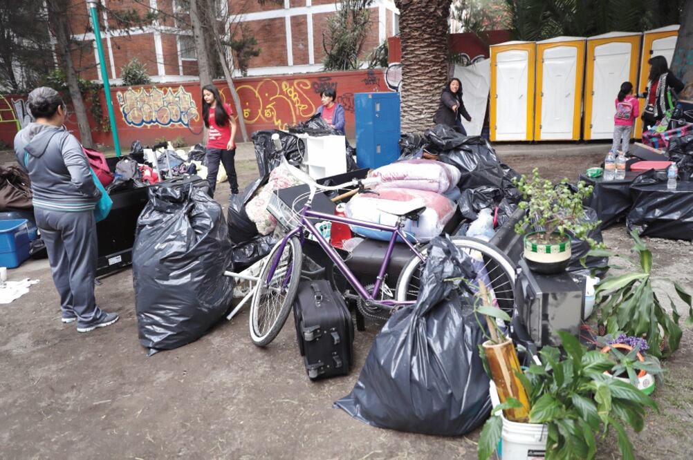 Habitantes de una unidad habitacional ubicada sobre avenida Canal de Miramontes se organizaron para sacar sus pertenencias luego del sismo (IVÁN STEPHENS. EL UNIVERSAL)