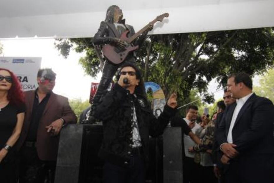Al grito de “¡Que viva el rock and roll!” develan estatua de Alex Lora en Puebla
