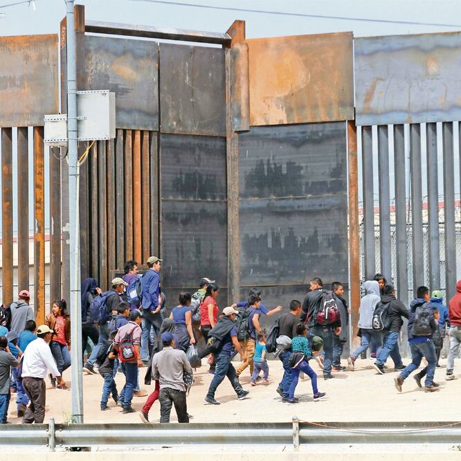 Arresto. Migrantes centroamericanos al ser detenidos por la Patrulla Fronteriza en el límite fronterizo con México, el pasado martes. HERIKA MARTINEZ. AFP
