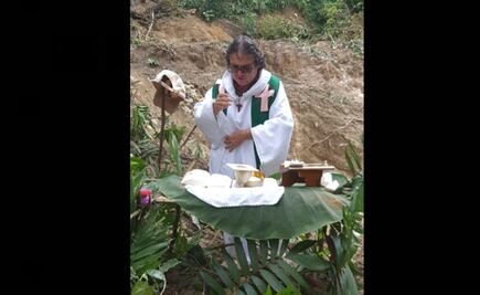 En medio del lodo, sacerdote oficia misa tras huracanes que azotaron Honduras