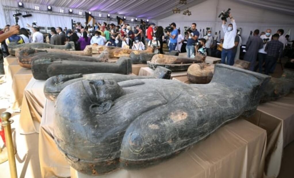 Encuentran en Egipto 59 sarcófagos, con sus momias intactas, de hace más de 2 mil años