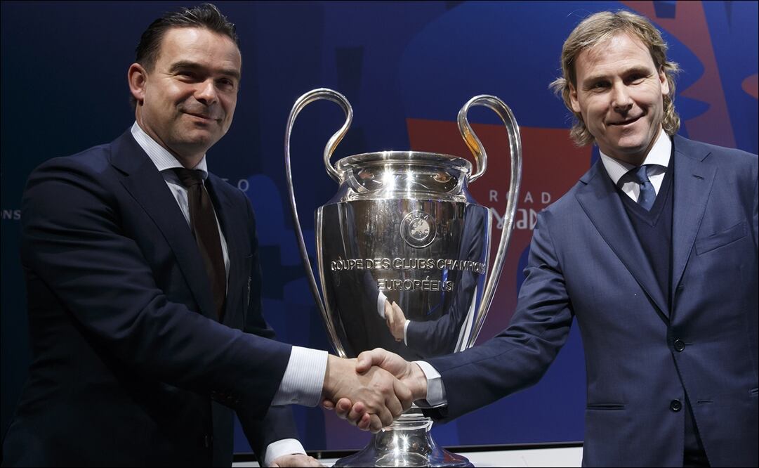 Marc Overmars junto a Pavel Nedved y el trofeo de la Champions League / Foto: AP