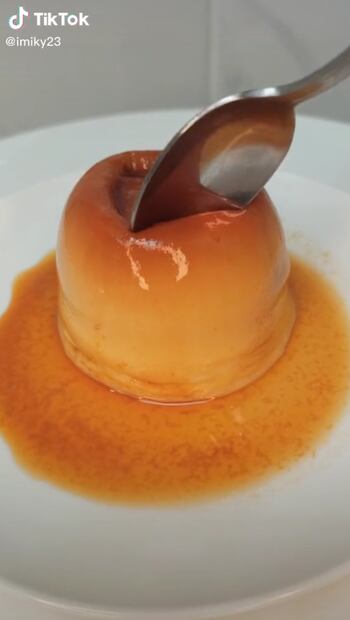 Tiktoker enseña a preparar un flan en 5 minutos y en microondas