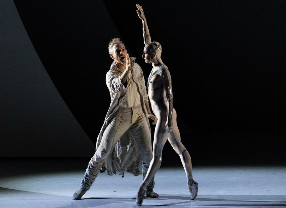 La pieza coreográfica "Coppél-I.A. Foto: Hugo Salvador Bollo.