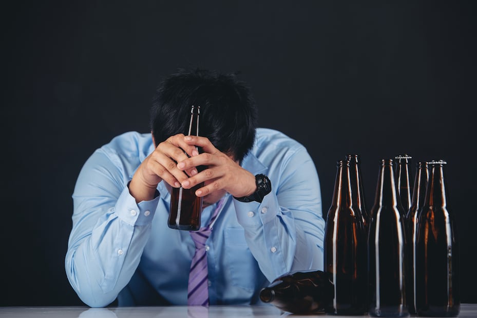 Conoce cómo la cantidad de copas influye en el resultado de tu alcoholímetro en México. Foto: Freepik