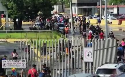 VIDEO: Migrantes hacen "portazo" y entran a la fuerza a EU por puente de Matamoros, Tamaulipas