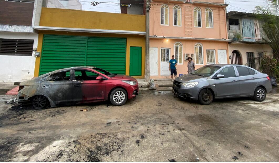 Amanecen autos y negocios incendiados en Villahermosa, Tabasco, a días de la captura del líder de “La Barredora”. Foto: Luma López/EL UNIVERSAL
