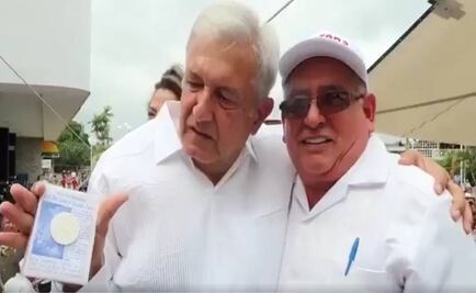 Habitantes de Catemaco le regalan amuleto a AMLO