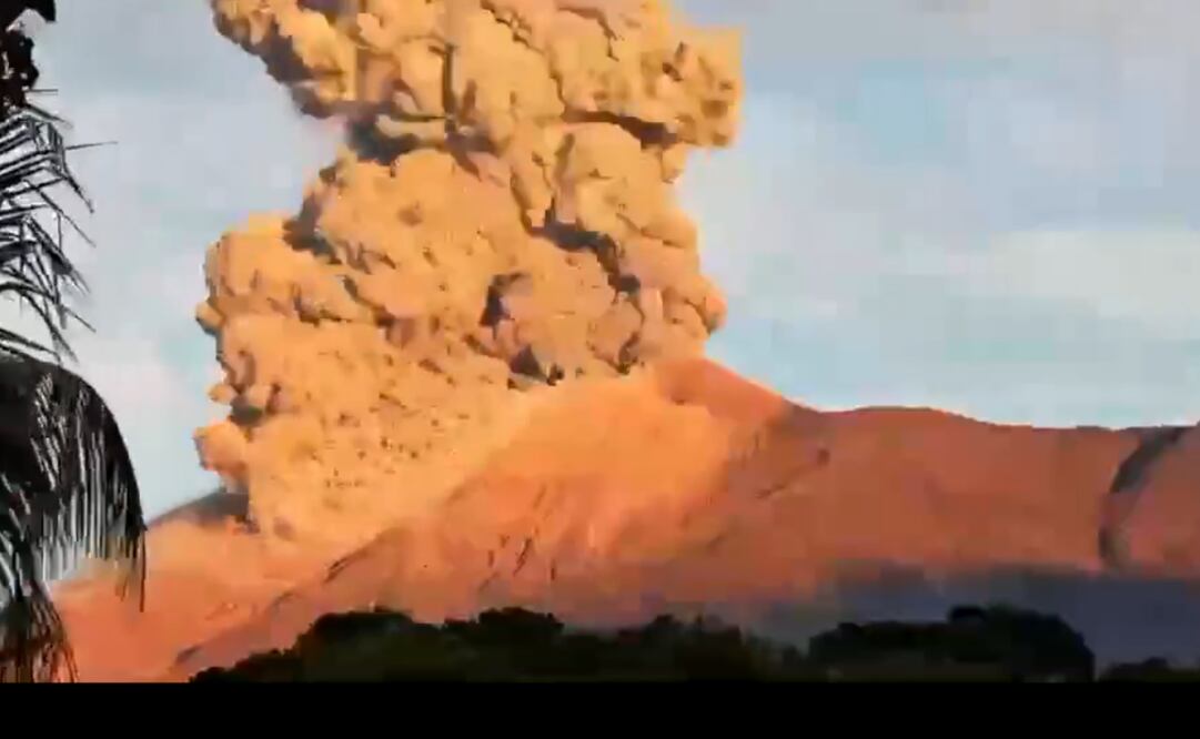 El volcán Kanlaon entra en erupción en Filipinas con una columna de ceniza de 4 kilómetros (07/04/2025). Foto: Captura de pantalla