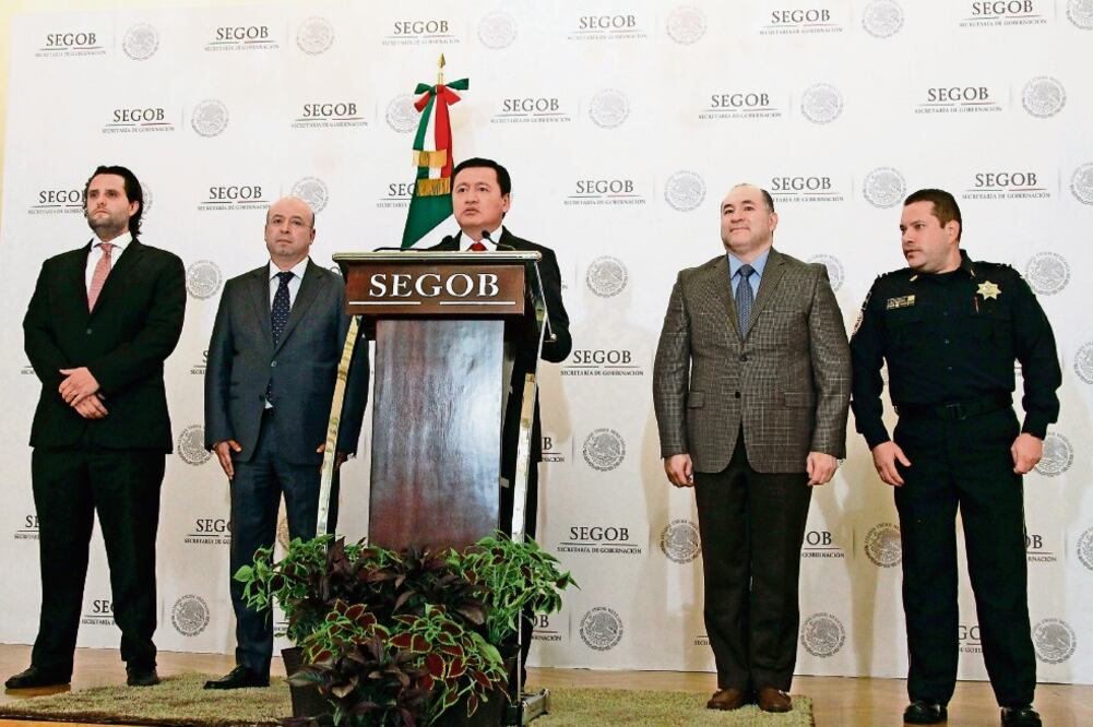 El secretario de Gobernación, Miguel Ángel Osorio Chong, no mencionó los motivos de la investigación por la que Enrique Galindo (segundo de der. a izq.) fue relevado de su puesto en la Policía Federal (IRVIN OLIVARES. EL UNIVERSAL)
