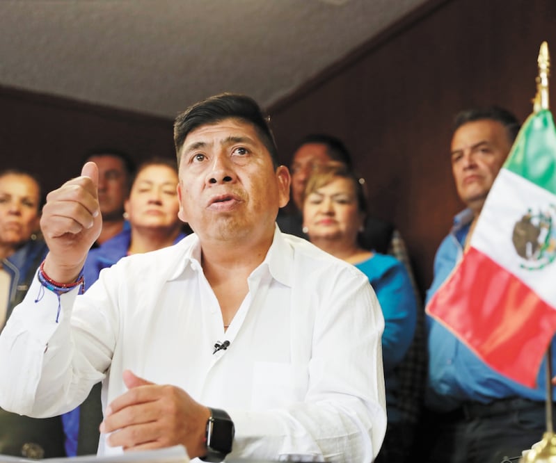 Hugo Alfredo Alonso Ortiz espera que la movilización, en la que se estima la participación de más de 105 mil agremiados, llegue al Zócalo capitalino. IVÁN STEPHENS. EL UNIVERSAL