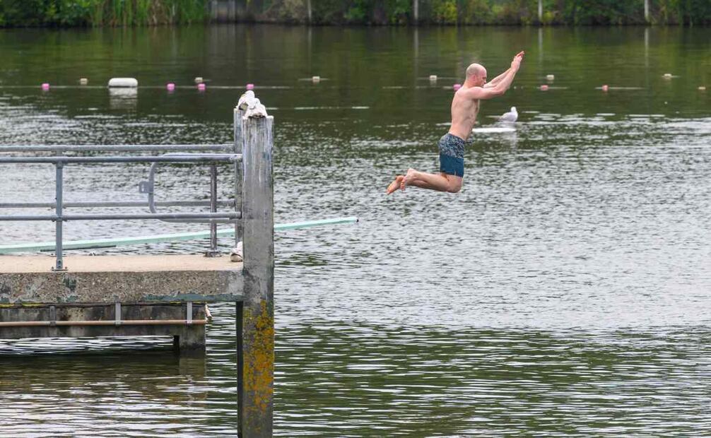 Imagen del 20 de junio de 2025 de un hombre saltando a un estanque de Hampstead Heath, en Londres, Reino Unido. Reino Unido registró el jueves su día más caluroso del año al tiempo que se emitió una alerta sanitaria ámbar por calor en toda Inglaterra. Foto: Xinhua