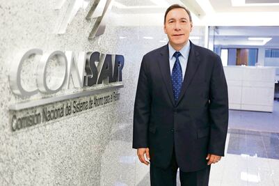 Consar alerta por falsos empleados que cobran por trámites de Afore