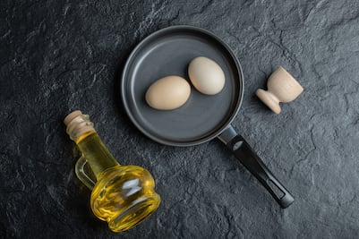 ¿Por qué se deben poner gotas de vinagre al cocinar huevos? Conoce el truco casero