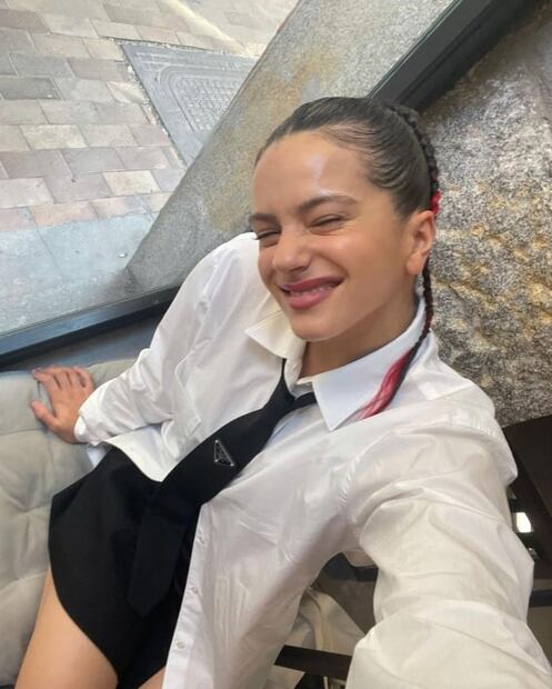 Rosalía enseña cómo llevar el estilo preppy con minifalda y mocasines