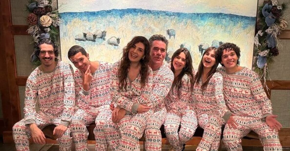 Eduardo Santamarina y Mayrín Villanueva con todos sus hijos.
