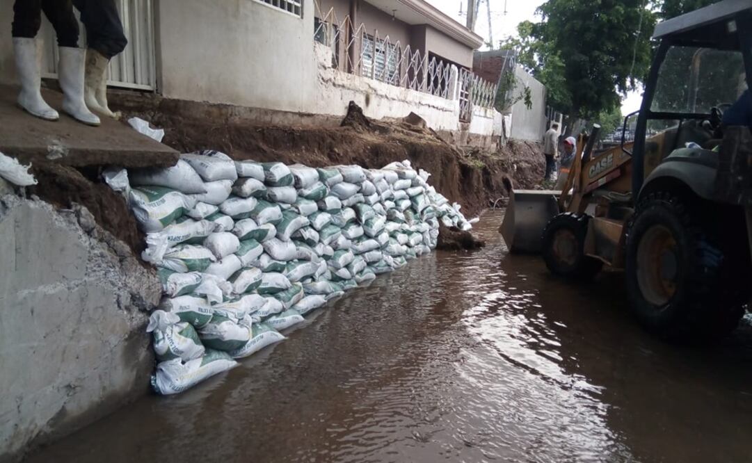 El presidente municipal de Culiacán, Antonio Castañeda Verduzco, dijo que se va a requerir realizar diversas obras, entre ellos, el encauzamiento del arroyo del Piojo. Foto: Cortesía