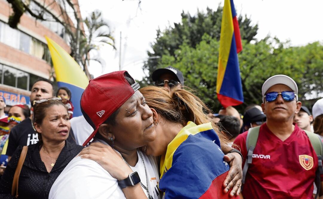 Ciudadanos venezolanos se reunieron cerca del consulado de su país en Medellín, Colombia, luego de la jornada de elecciones presidenciales. Foto: EFE/Archivo