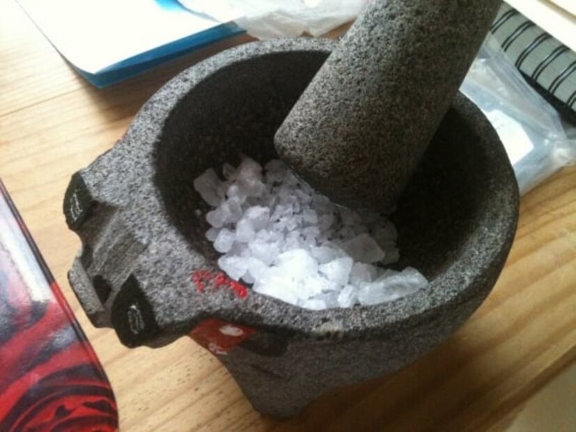 Cómo curar molcajetes, metates, cazuelas y comales de barro