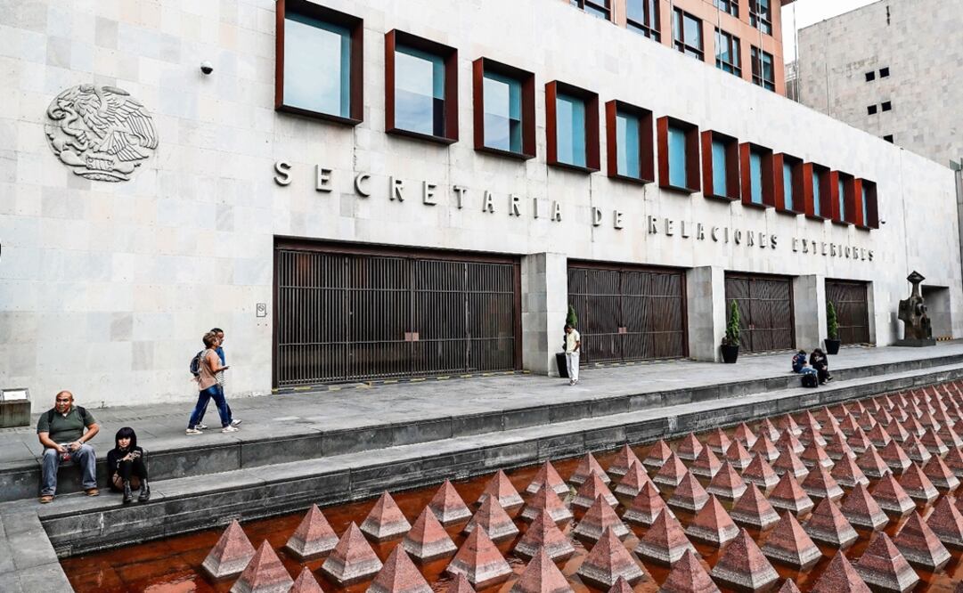 Due to the approval of the new Federal Law of Remunerations for Public Servants, benefits for foreign service workers will be reduced - Photo: Yadin Xolalpa/EL UNIVERSAL