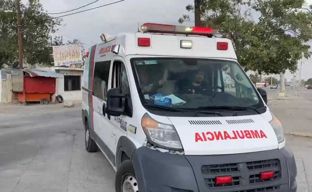 Al exterior del penal acudieron familiares de algunas PPL, para pedir información y saber si su familiar habría resultado herido en la riña. Foto: Especial