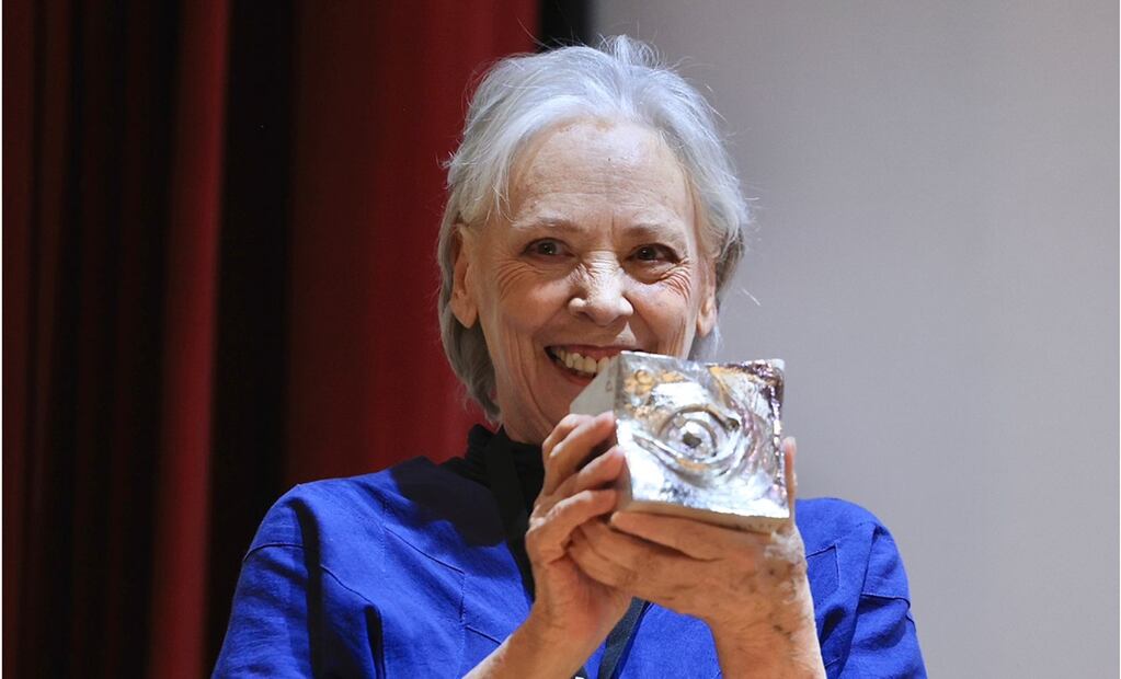 En el marco de la 22 edición del Festival Internacional de Cine de Morelia, la productora mexicana Bertha Navarro recibió "El Ojo", por su destacada trayectoria en el cine nacional. Foto: Berenice Fregoso/EL UNIVERSAL