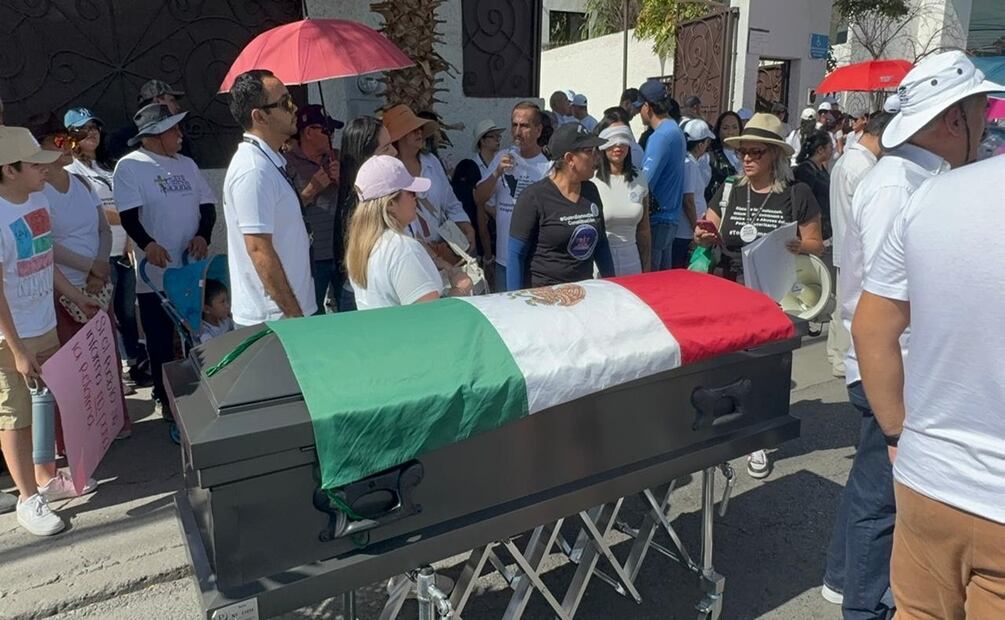 Con ataúd rechazan en Ciudad Juárez reforma al Poder Judicial . Foto: Especial