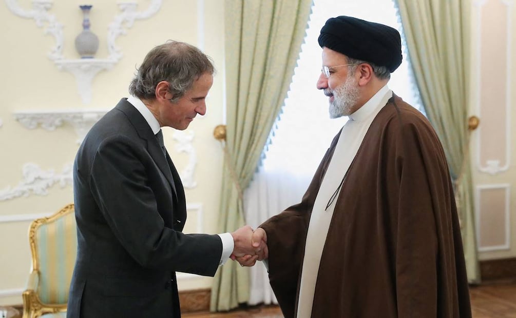 El jefe de la Agencia Internacional de Energía Atómica (OIEA), Rafael Grossi, y el expresidente de Irán, Ebrahim Raisi, fallecido en 2024. FOTO:AFP