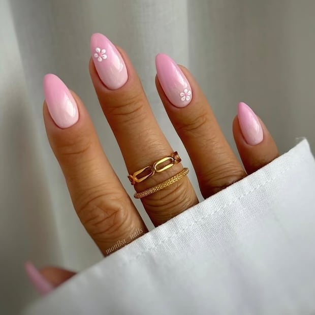 El estilo ombré se combina con flores para un look delicado. Foto: Instagram @monika_nails