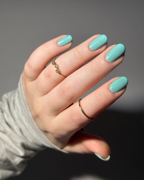 Uñas turquesa. Foto: Especial (Instagram @crackedpolish)