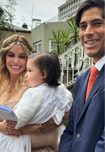 Andrea Escalona y Marco Estrada cargan en brazos a su hijo Emilio, el día de su bautizo.
Foto: Instagram