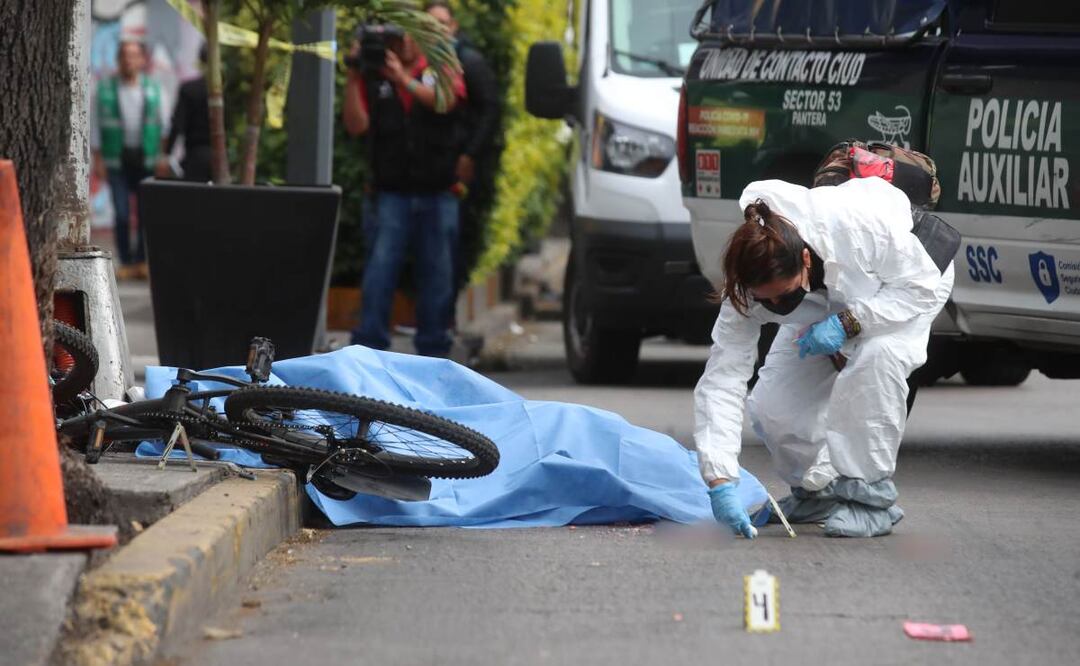 Una mujer ciclista murió arrollada por un trailer en la lateral de Circuito Interior y calle Nopaltzin en la colonia Tlaxpana en la alcaldía Cuauhtémoc. Paramédicos acudieron a determinar que ya no contaba con signos vitales.
Fotos: Francisco Rodríguez.