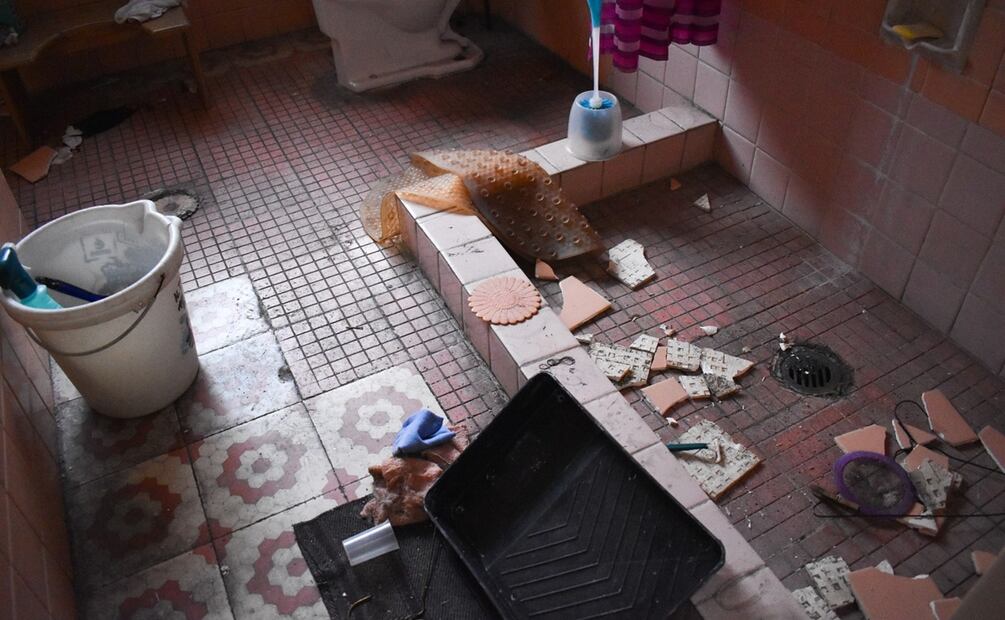 En el número 959 de avenida Revolución se evacuó un edificio que presentó afectaciones graves como consecuencia de los sismos que se han registrado en los últimos días. Fotos: Abril Angulo / EL UNIVERSAL