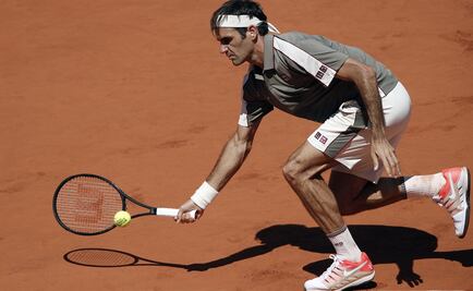 Federer, sin piedad de Mayer, avanza a cuartos de final en Roland Garros