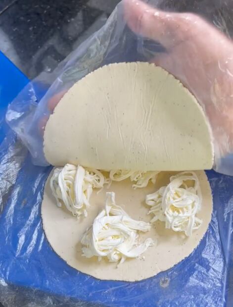Chilaquiles rellenos de queso, receta del chef Emilio