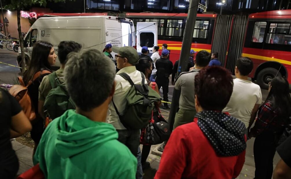 Una mujer que viajaba en una motocicleta perdió la vida tras impactarse con una unidad de metrobus sobre la avenida de los insurgentes esquina con la calle de Monterrey. Al lugar arribaron peritos para hacer el levantamiento del cadáver mientras el conductor de la moto fue trasladado como lesionado. Foto: Fernanda Rojas. EL UNIVERSAL