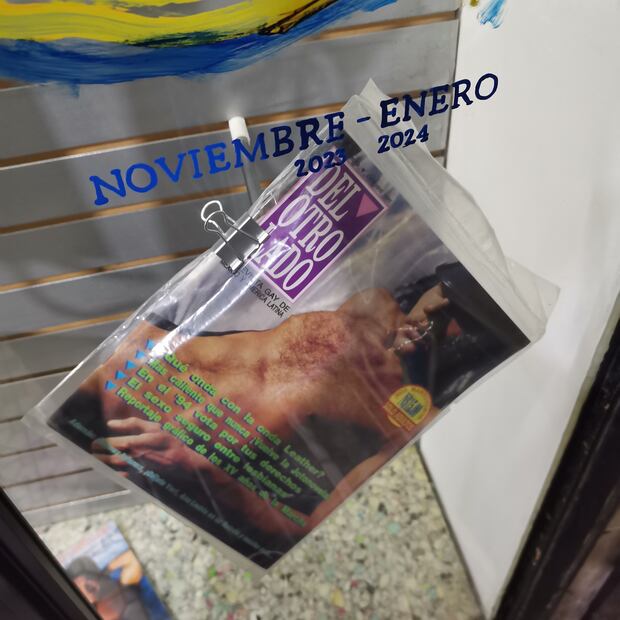 Ejemplar de Del Otro Lado, la desaparecida revista gay de México y América Latina de los años 90. Foto: Eduardo Dina / EL UNIVERSAL