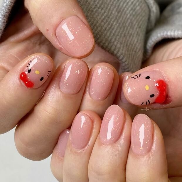 Las uñas nude de Hello Kitty son minimalistas y discretas. Foto: Instagram @midorinail_