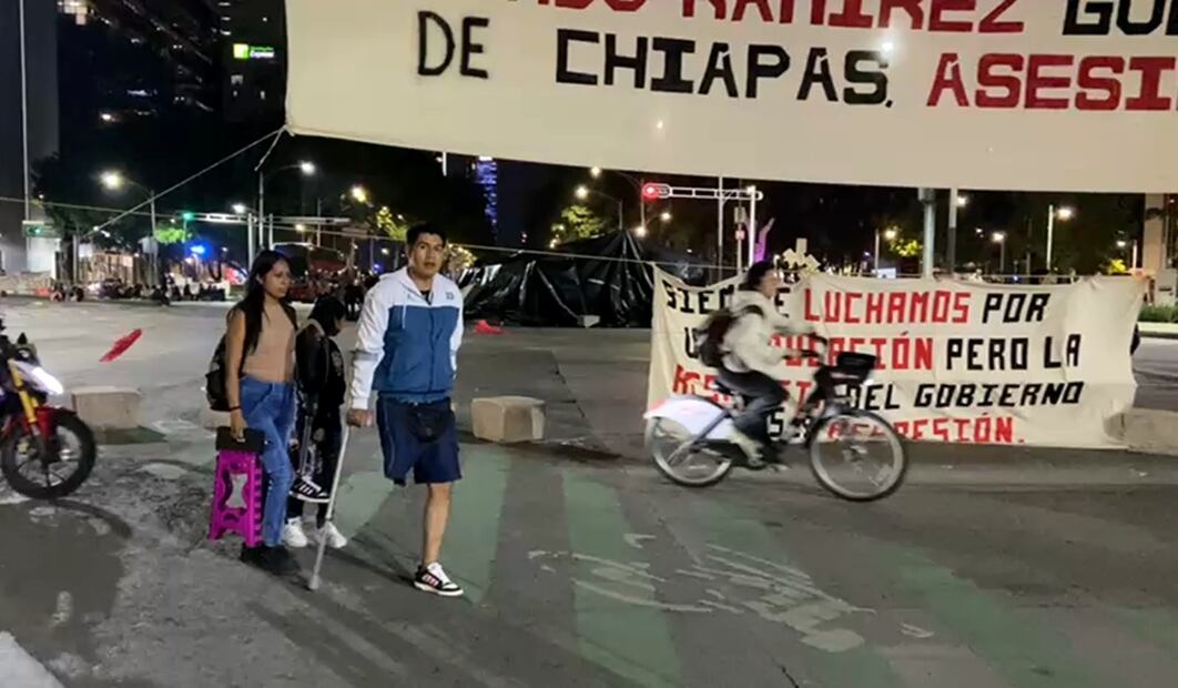 Normalistas de Chiapas mantienen plantón en el cruce de Paseo de la Reforma e Insurgentes por segunda noche consecutiva en la Ciudad de México. Las Líneas 1 y 7 del Metrobús se mantienen sin servicio. Foto: Juan Carlos Williams/EL UNIVERSAL