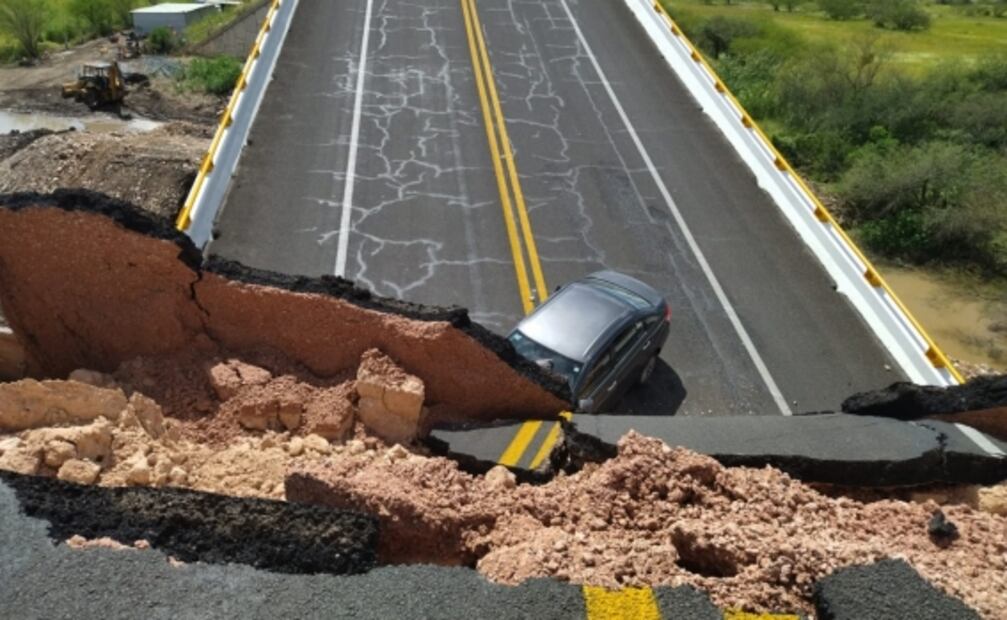 Colapsa puente vehícular en San Luis Potosí; reportan un muerto y 4 heridos