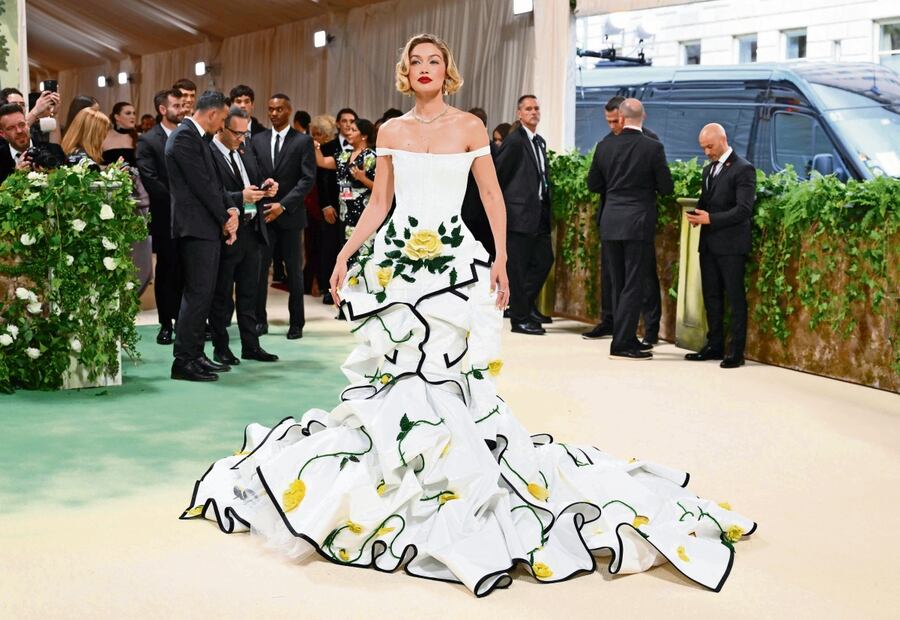 Gigi Hadid lució un vestido con flores en relieve de Thom Browne. Foto: AFP