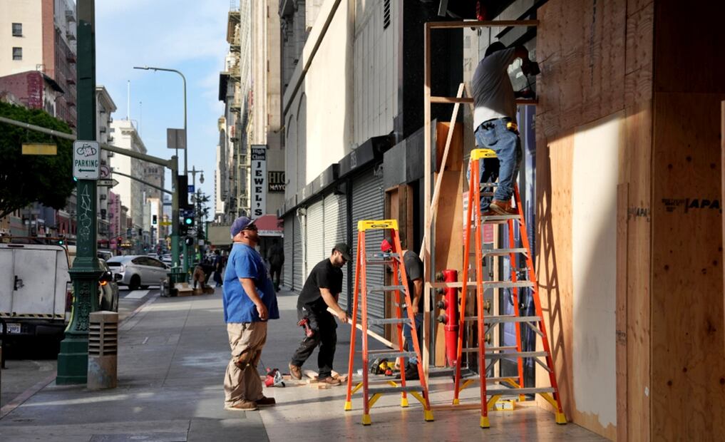 Calles semivacías y negocios cerrados se observan el viernes en Los Ángeles, California, el 13 de junio de 2025, que se prepara para la mega protesta contra las políticas anti migratorias de Donald Trump. Foto: Aimee Melo/EL UNIVERSAL