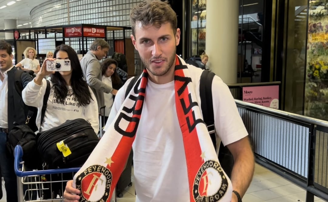 Santiago Giménez con una bufanda del Feyenoord - FOTO: Twitter