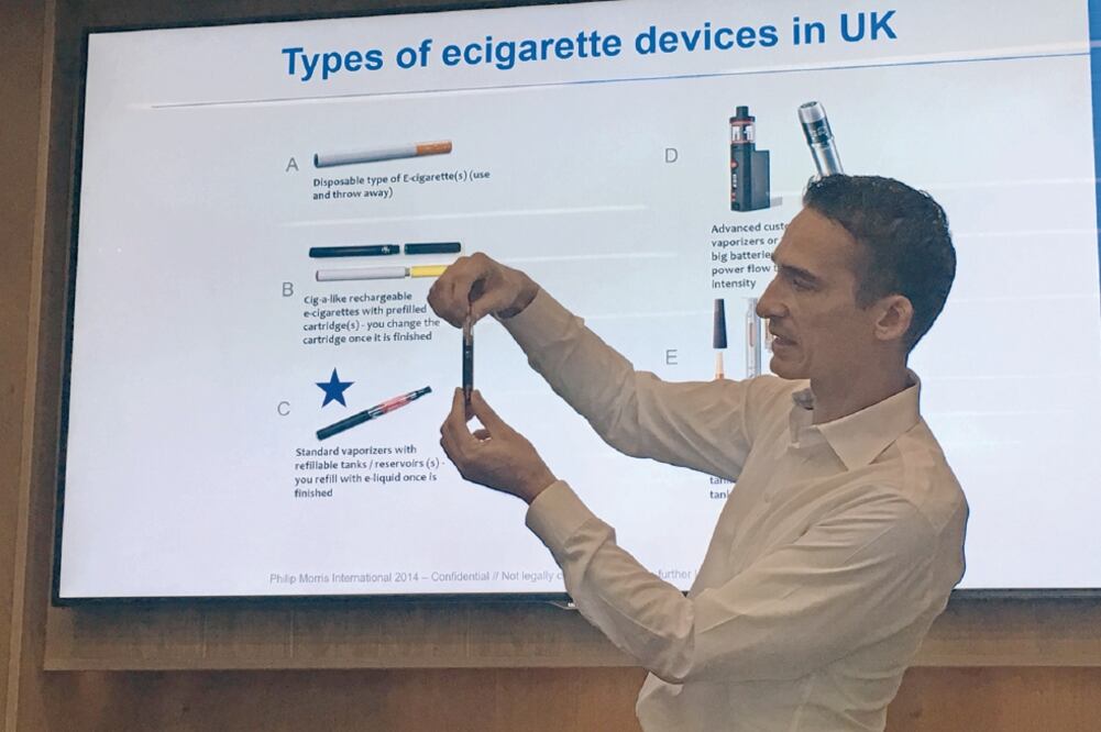 El director de Philip Morris en Inglaterra, Peter Nixon, asegura que el cigarro electrónico que la compañía fabrica es diferente al resto, porque no funciona por combustión (MIGUEL PALLARES. EL UNIVERSAL)