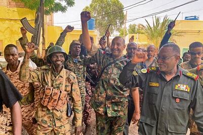 En Sudán paramilitares atacan aeropuerto militar tras visita de líder de Ejército