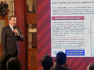 Subsecretario de Seguridad exhibe ante AMLO a juez por liberar a “presuntos traficantes de altamar”