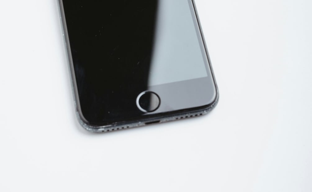 El micrófono del celular puede escucharte, aunque no siempre para fines negativos. Foto: Unsplash