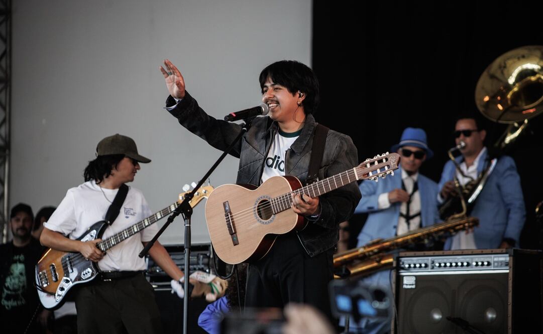 El artista emergente Macario Martínez en su primer Vive Latino. Foto: Yaretzy M. Osnaya/ EL UNIVERSAL.