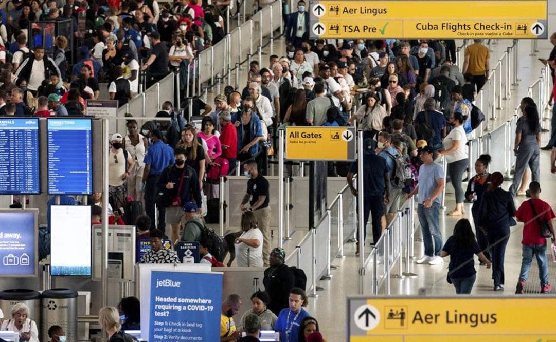 La gente espera en la fila de la Administración de Seguridad del Transporte (TSA) en el Aeropuerto Internacional John F. Kennedy. Foto: AP